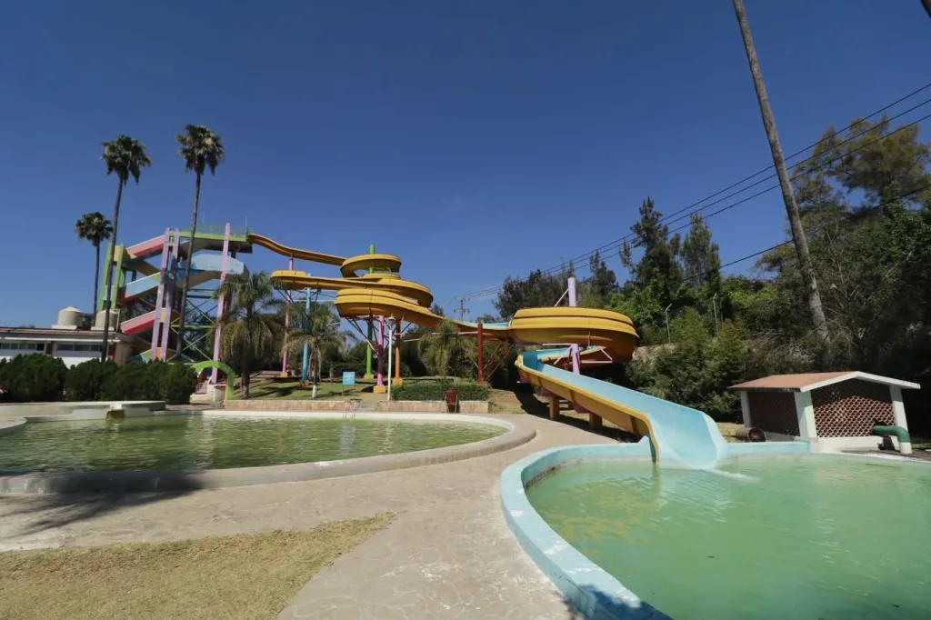 Descubre Tonatico, Pueblo Mágico del Estado de México, famoso por sus grutas, cascadas y aguas termales. Conoce su historia, naturaleza y los lugares imperdibles para visitar.
