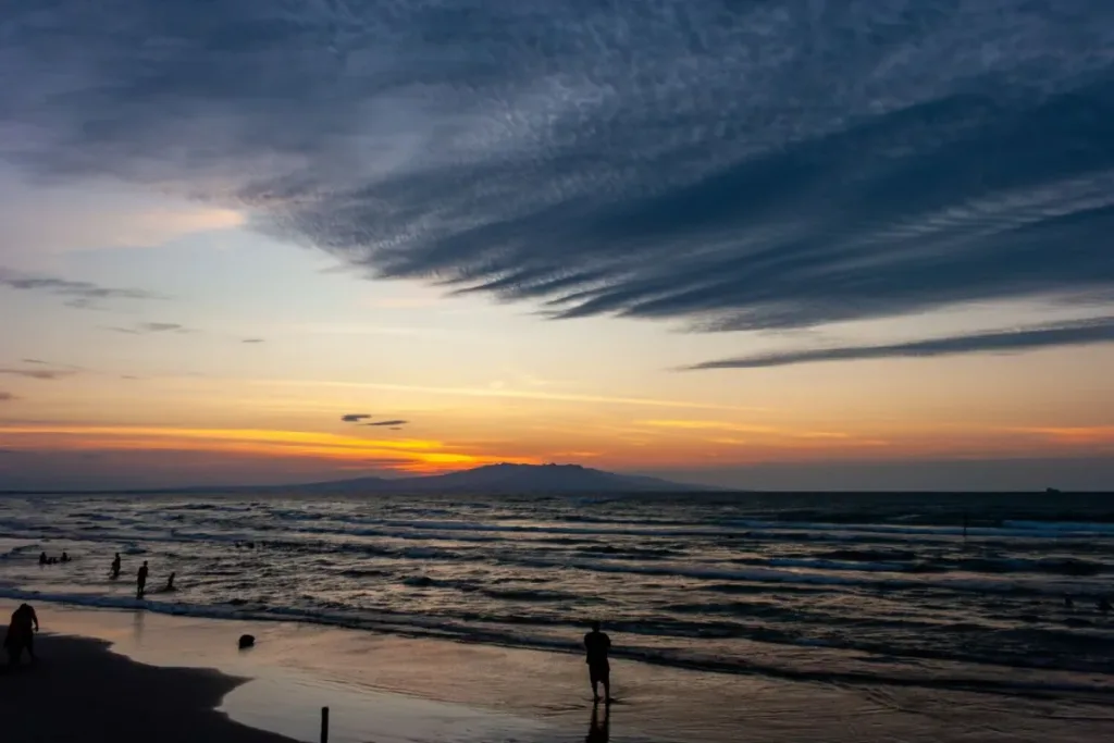 Descubre 5 destinos con vuelos directos desde CDMX perfectos para viajar en Semana Santa: Palenque, San Felipe, Coatzacoalcos, Manzanillo y Ciudad del Carmen.              Conoce qué hacer en cada lugar. ¿Estás listo para las vacaciones de Semana Santa?