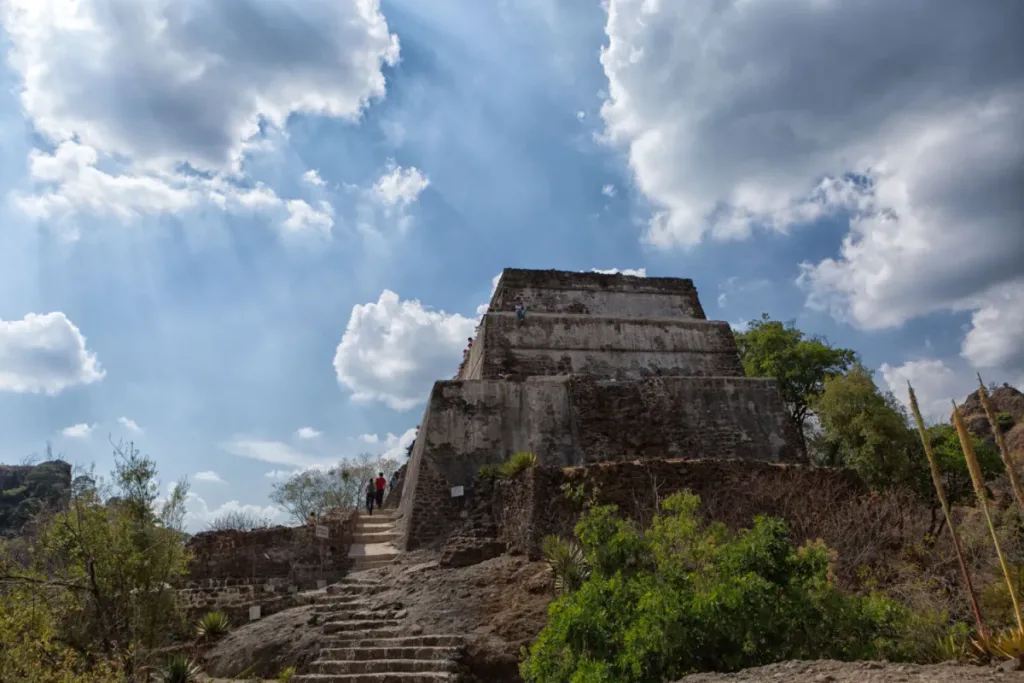 Descubre las pirámides en México a las que aún puedes subir: Cobá, Tepozteco, Toniná, Cuicuilco, Uxmal y parte de Teotihuacán.