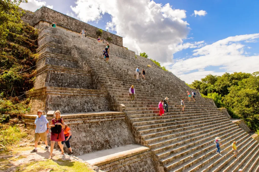 Descubre las pirámides en México a las que aún puedes subir: Cobá, Tepozteco, Toniná, Cuicuilco, Uxmal y parte de Teotihuacán.