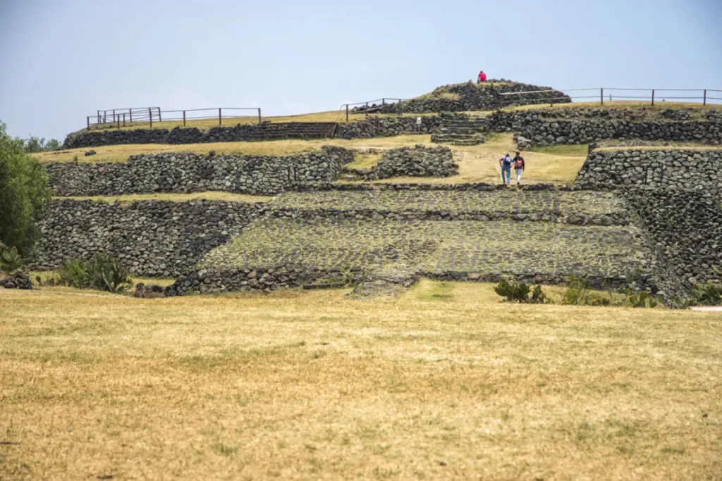 Descubre las pirámides en México a las que aún puedes subir: Cobá, Tepozteco, Toniná, Cuicuilco, Uxmal y parte de Teotihuacán.