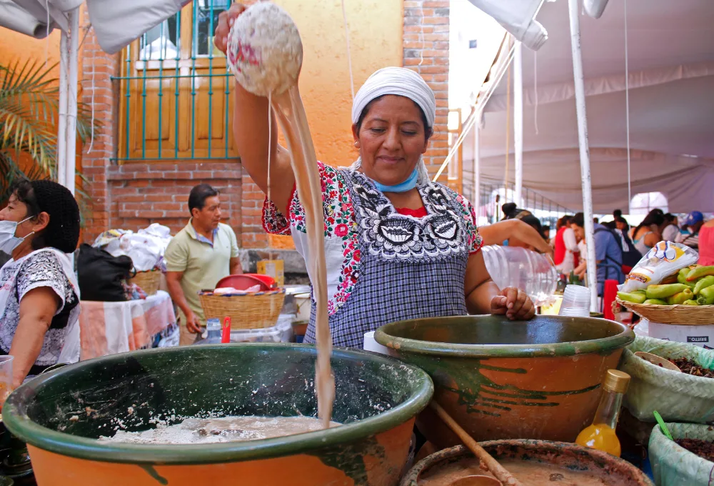 Mujer preparando tejate.