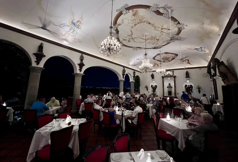 La Cappella Restaurant: Por qué el “spot” más viral de TikTok en Puerto Vallarta. COmensales. Gastronomia.
