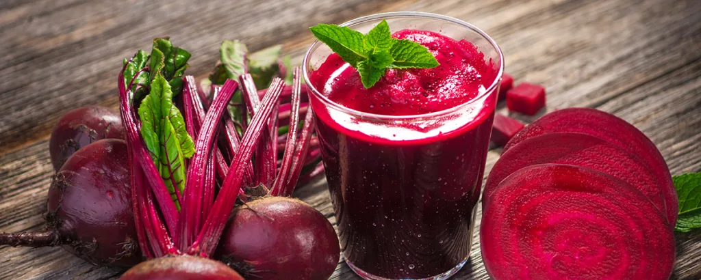 Descubre cómo preparar agua de obispo, una bebida tradicional mexicana de Cuaresma elaborada con betabel y frutas. Conoce su historia, beneficios y receta paso a paso. ¿Ya la probaste?