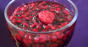 Descubre cómo preparar agua de obispo, una bebida tradicional mexicana de Cuaresma elaborada con betabel y frutas. Conoce su historia, beneficios y receta paso a paso. ¿Ya la probaste?