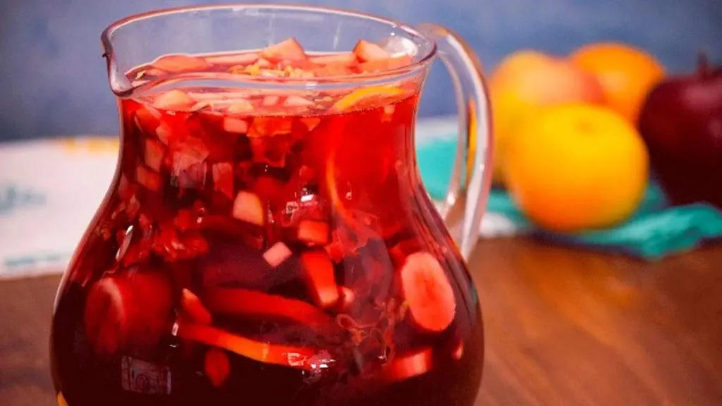 Descubre cómo preparar agua de obispo, una bebida tradicional mexicana de Cuaresma elaborada con betabel y frutas. Conoce su historia, beneficios y receta paso a paso. ¿Ya la probaste?