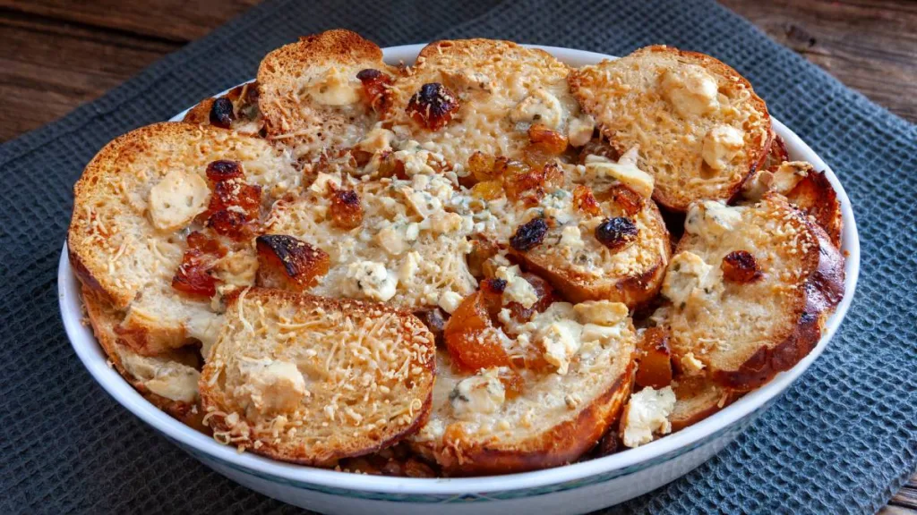 Descubre qué es la capirotada, el tradicional postre mexicano de Cuaresma. Conoce su historia, significado religioso, ingredientes y por qué sigue siendo parte de la tradición familiar en México. ¿Es de tus favoritas?