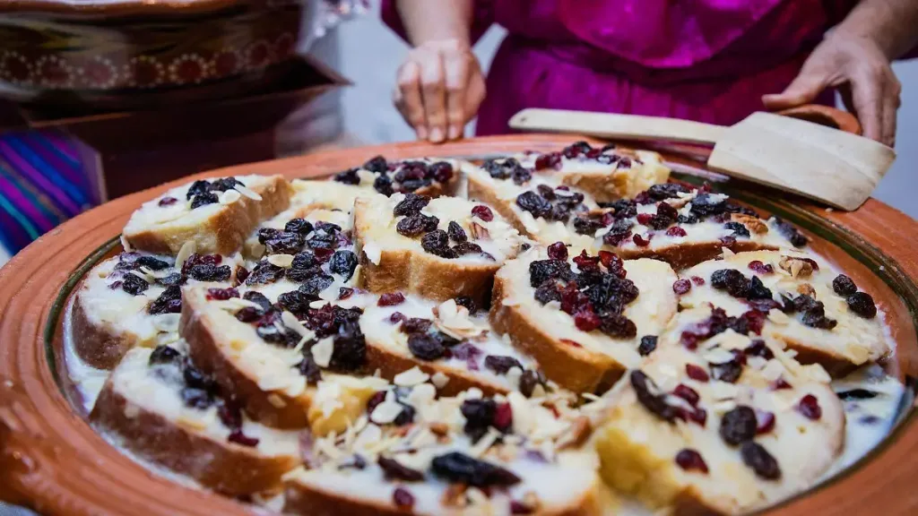 Descubre qué es la capirotada, el tradicional postre mexicano de Cuaresma. Conoce su historia, significado religioso, ingredientes y por qué sigue siendo parte de la tradición familiar en México. ¿Es de tus favoritas?
