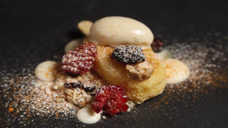 Descubre qué es la capirotada, el tradicional postre mexicano de Cuaresma. Conoce su historia, significado religioso, ingredientes y por qué sigue siendo parte de la tradición familiar en México. ¿Es de tus favoritas?