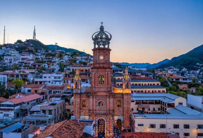 La corona “fantasma” de Puerto Vallarta: El enigma de la cúpula que nadie vio llegar