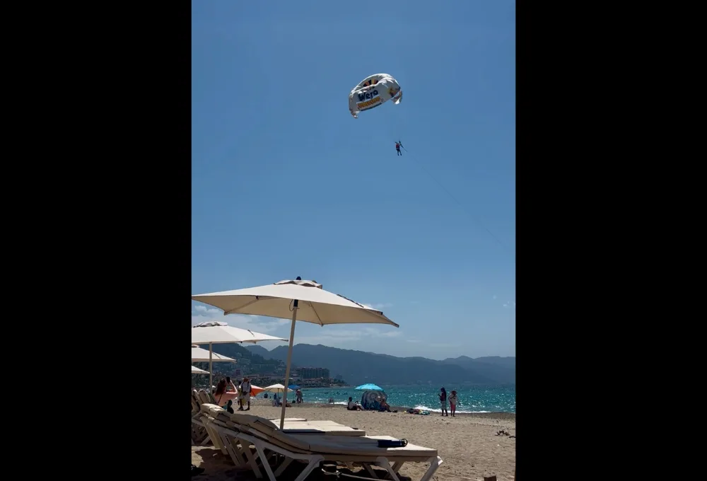 Puerto Vallarta. Hombre en paracaidas