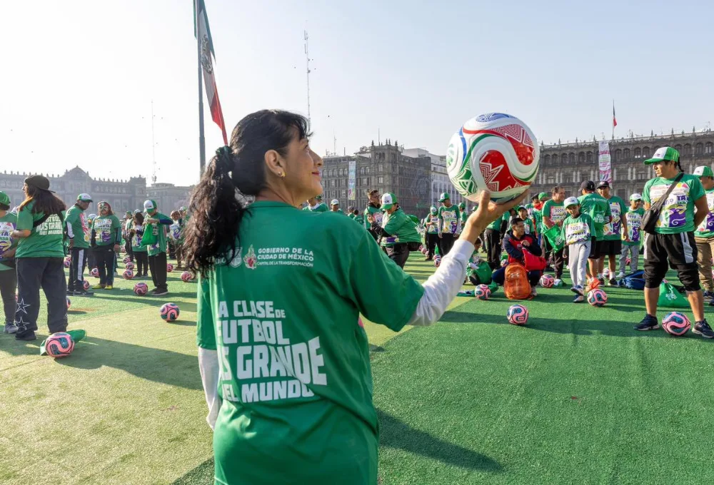 CDMX rompe el Récord Guinness con la clase de futbol más grande del mundo