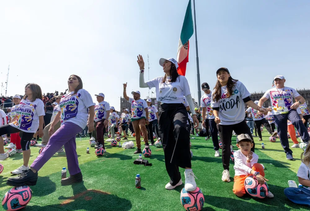 CDMX rompe el Récord Guinness con la clase de futbol más grande del mundo