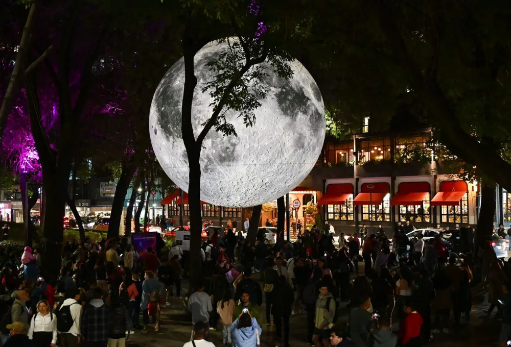 La impactante exposición "Solo la Luz, Primavera" se extiende en Paseo de la Reforma