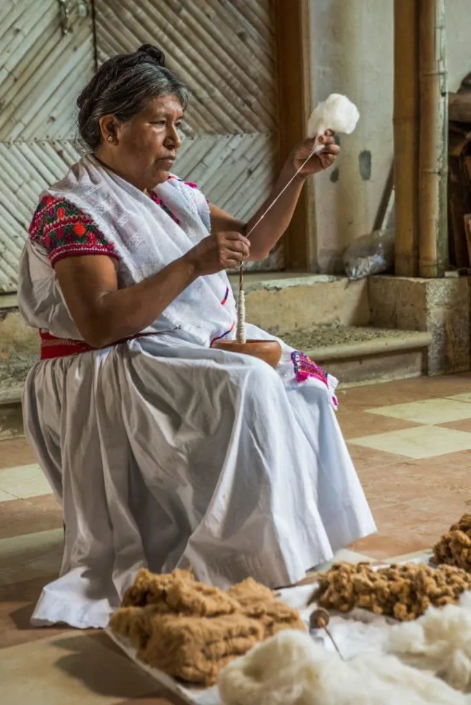 Conoce la historia y el significado del Día Internacional de las y los Artesanos, su importancia cultural y económica, y por qué su trabajo es clave para México.