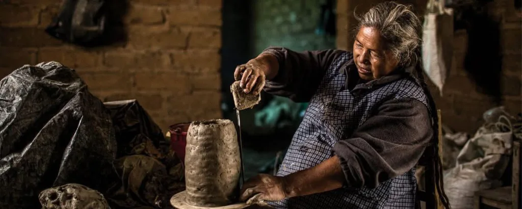 Conoce la historia y el significado del Día Internacional de las y los Artesanos, su importancia cultural y económica, y por qué su trabajo es clave para México.