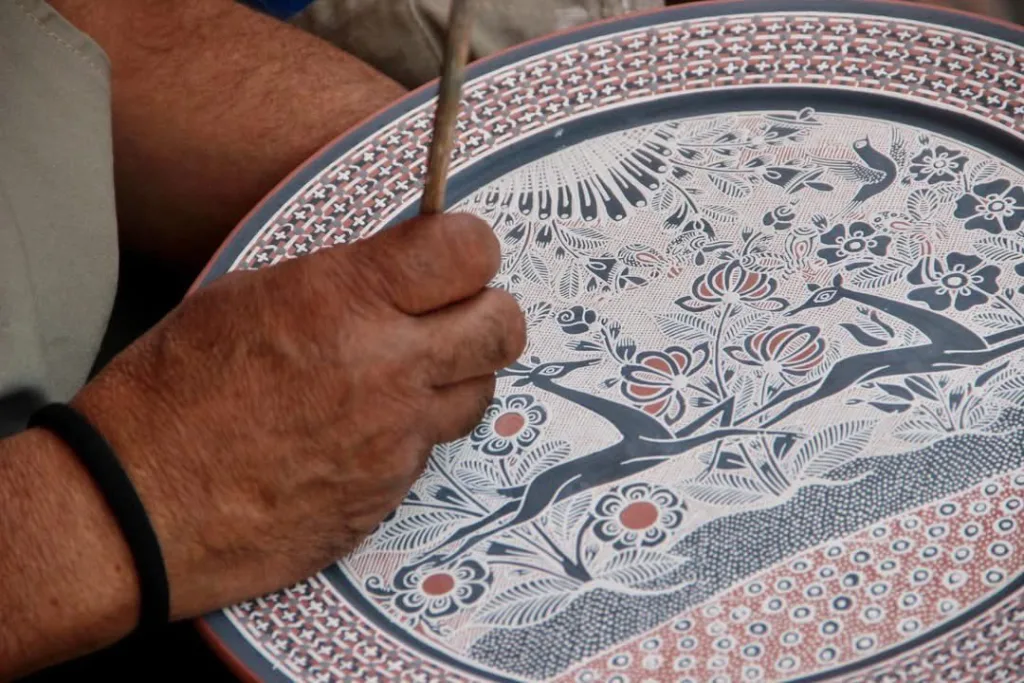 Conoce la historia y el significado del Día Internacional de las y los Artesanos, su importancia cultural y económica, y por qué su trabajo es clave para México.