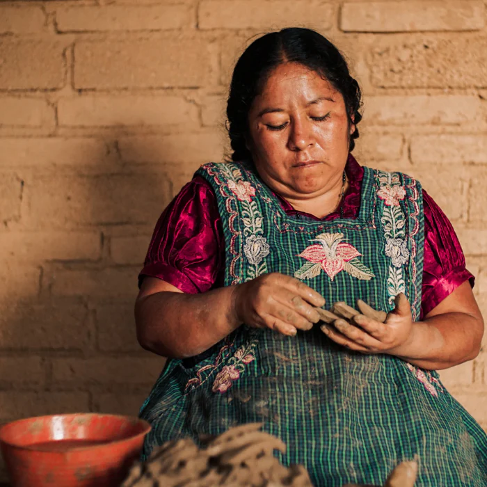 Conoce la historia y el significado del Día Internacional de las y los Artesanos, su importancia cultural y económica, y por qué su trabajo es clave para México.