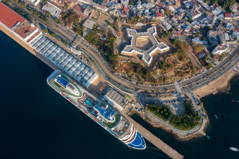 Más de 1,800 turistas llegaron a Acapulco a bordo de un crucero y fueron recibidos con música y danzas tradicionales. Conoce el impacto turístico y la historia portuaria del destino.