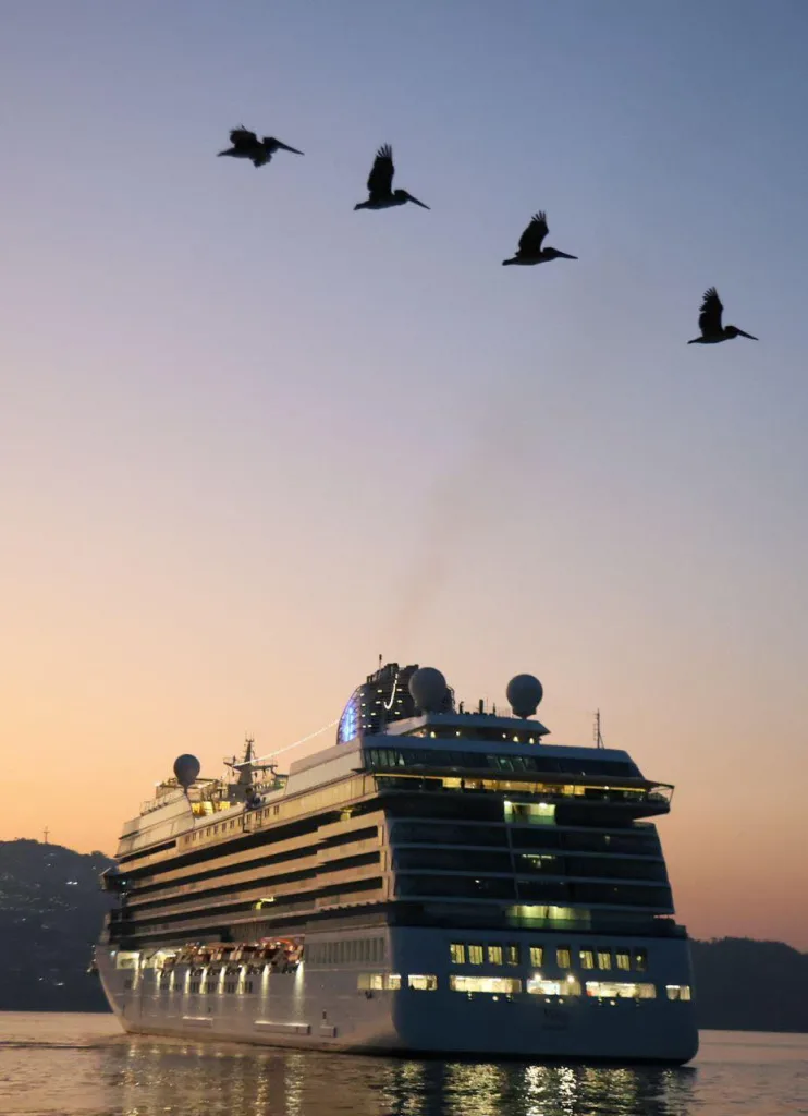 Más de 1,800 turistas llegaron a Acapulco a bordo de un crucero y fueron recibidos con música y danzas tradicionales. Conoce el impacto turístico y la historia portuaria del destino.