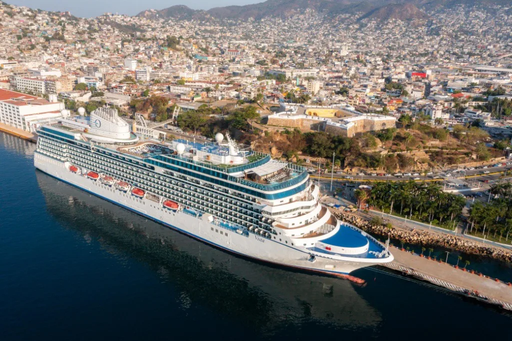 Más de 1,800 turistas llegaron a Acapulco a bordo de un crucero y fueron recibidos con música y danzas tradicionales. Conoce el impacto turístico y la historia portuaria del destino.