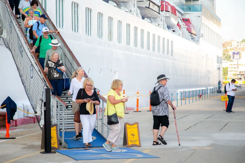 Más de 1,800 turistas llegaron a Acapulco a bordo de un crucero y fueron recibidos con música y danzas tradicionales. Conoce el impacto turístico y la historia portuaria del destino.