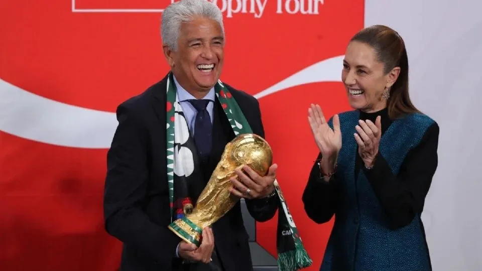 A 100 días del Mundial 2026, la presidenta de México Claudia Sheinbaum recibió la Copa del Mundo en Palacio Naciona. Conoce el contexto, las implicaciones y lo que esto significa para el fútbol nacional. ¿Estás emocionado?