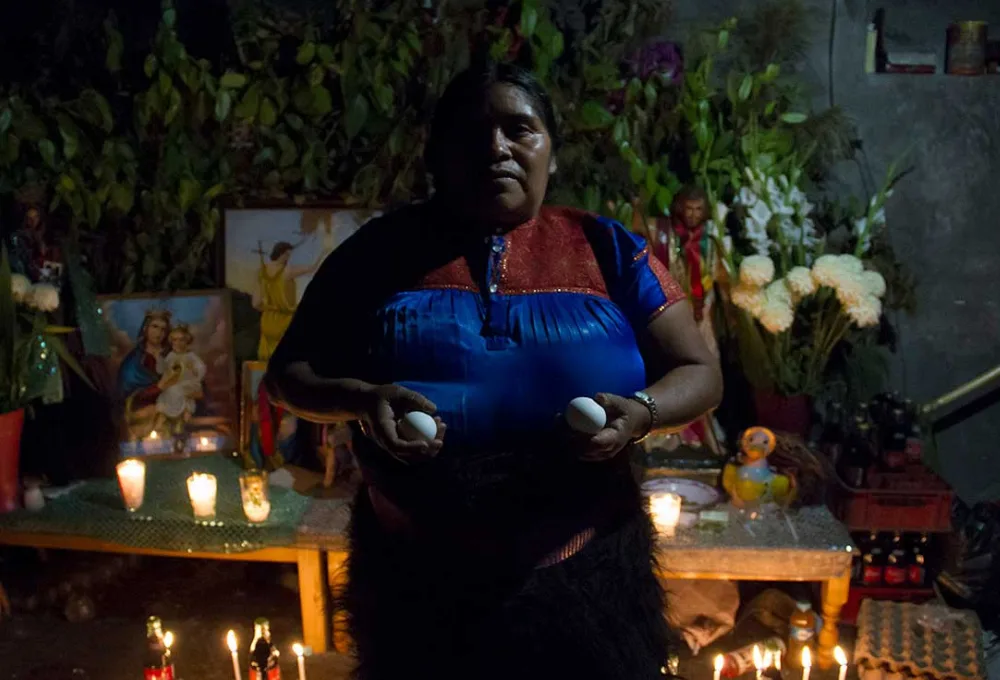 El arte de "limpiar el aura". San Juan Chamula, Chiapas. Medicina ancestral.