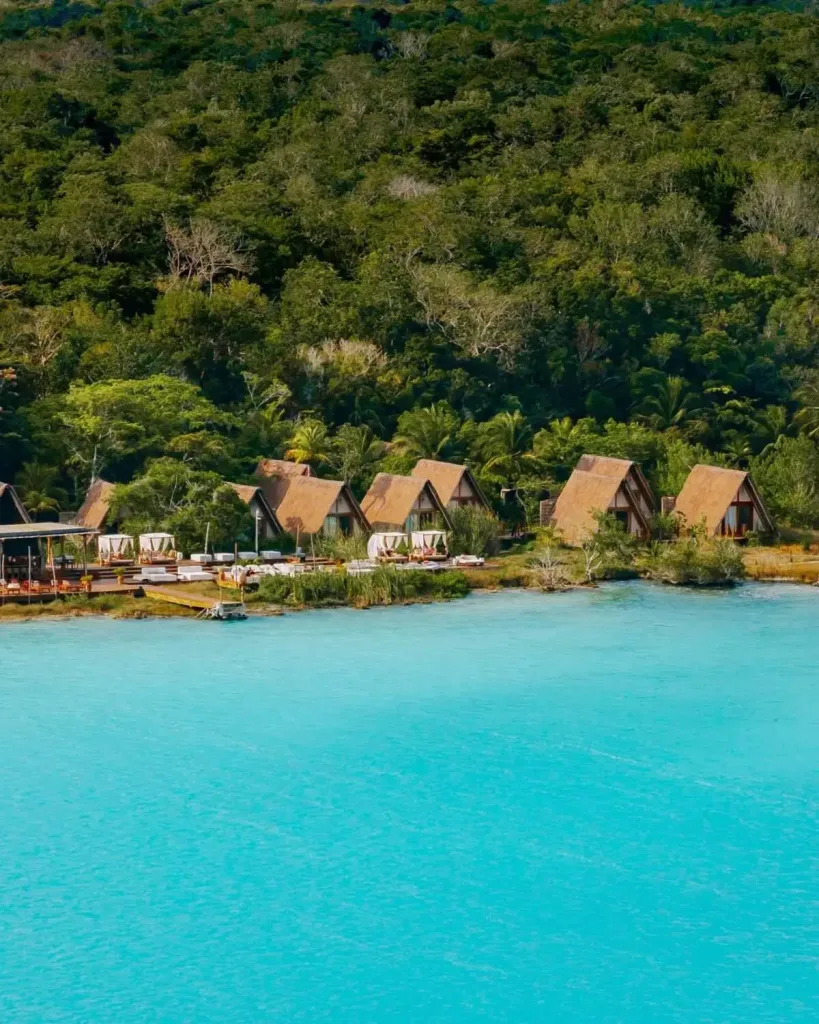 Descubre dónde hospedarte en Bacalar esta Semana Santa. Hoteles frente a la laguna, columpios sobre el agua y experiencias únicas en el Caribe mexicano. ¿Cuál te gusta más?