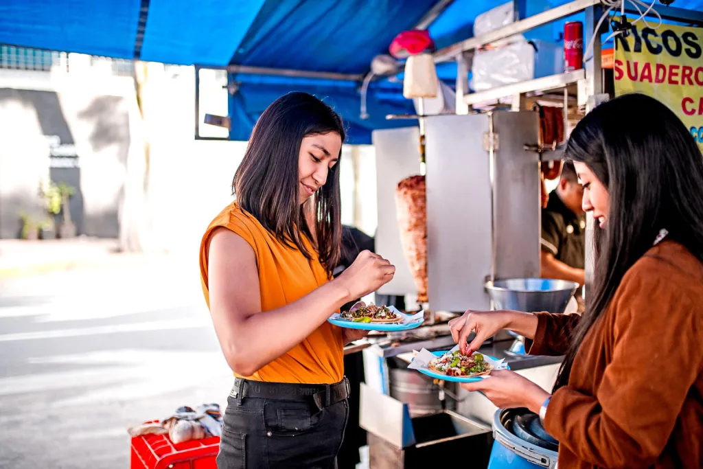 Descubre por qué los mexicanos comen tacos de pie. Una tradición callejera con historia, cultura y sabor que define la identidad gastronómica de México. ¿Lo has hecho?