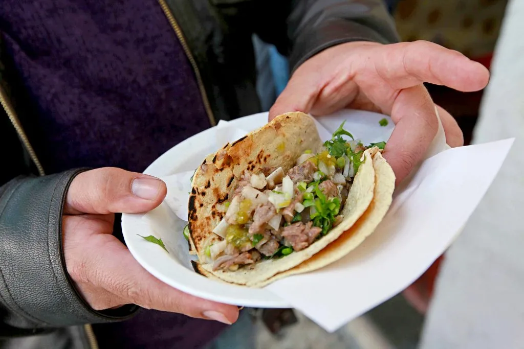 Descubre por qué los mexicanos comen tacos de pie. Una tradición callejera con historia, cultura y sabor que define la identidad gastronómica de México. ¿Lo has hecho?