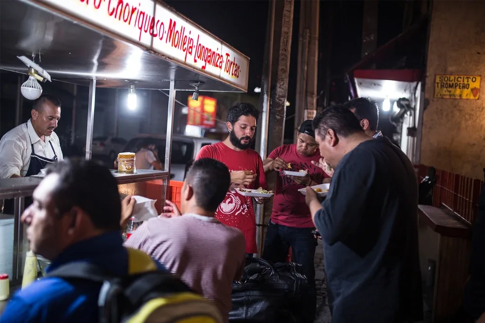 Descubre por qué los mexicanos comen tacos de pie. Una tradición callejera con historia, cultura y sabor que define la identidad gastronómica de México. ¿Lo has hecho?