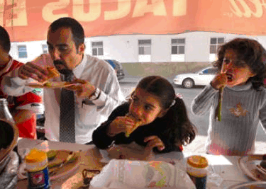 Descubre por qué los mexicanos comen tacos de pie. Una tradición callejera con historia, cultura y sabor que define la identidad gastronómica de México. ¿Lo has hecho?