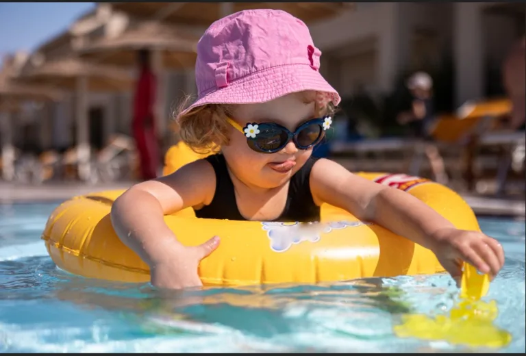 Este 30 de abril, el mejor regalo para los más pequeños es la adrenalina de un parque acuático sin salir del hotel./Foto: Freepik