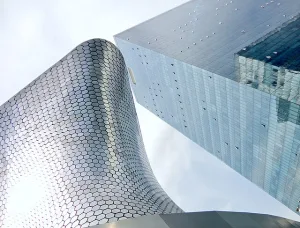 El Museo Soumaya se levanta como una escultura monumental, convirtiéndolo en uno de los edificios más fotografiados de América Latina/Foto:Wikimedia Commons
