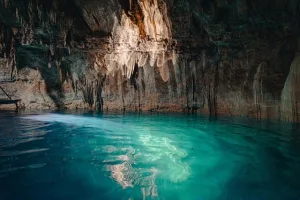 Lejos de los grandes resorts, la Ruta de los Cenotes en Puerto Morelos invita a cambiar la playa por la selva y la aventura/Foto: Pixabay