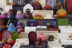 Descubrir Olinalá es adentrarse en un universo de color, paciencia y tradición, ideal para quienes buscan tesoros culturales auténticos fuera de las rutas turísticas tradicionales/Foto:Wikimedia Commons