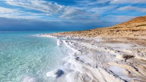 Descubre el destino en México donde se produce el “oro blanco”: la sal de Colima. Conoce su historia, proceso y por qué es clave en la gastronomía.
