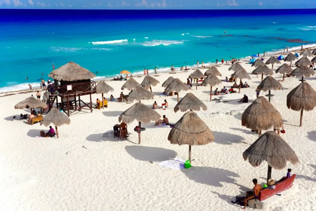 Descubre Playa Delfines en Cancún, una de las playas más impresionantes de México por su color turquesa, vistas abiertas y ambiente natural.