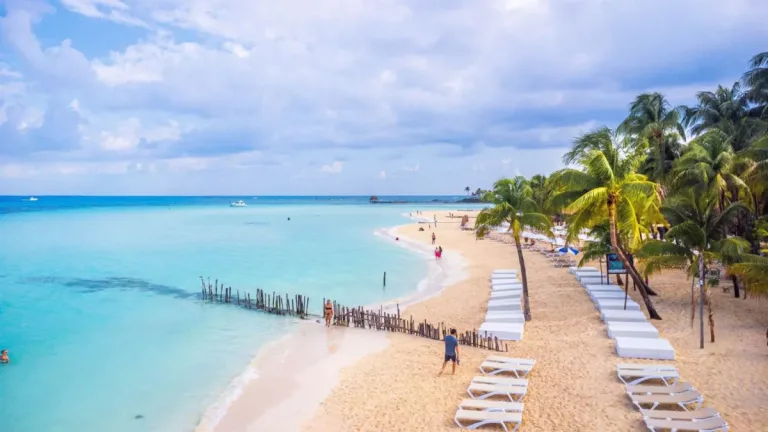 Descubre Playa Delfines en Cancún, una de las playas más impresionantes de México por su color turquesa, vistas abiertas y ambiente natural.