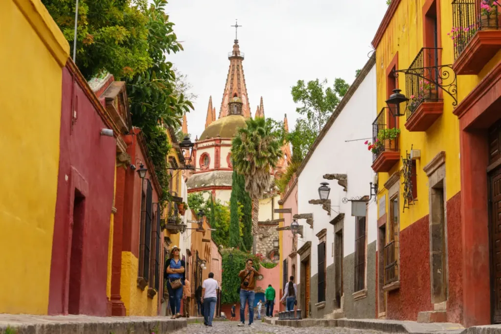 Descubre la calle Aldama en San Miguel de Allende, considerada una de las más bonitas de México. Historia, datos curiosos y qué hacer en este rincón mágico. Es momento de que la conozcas.