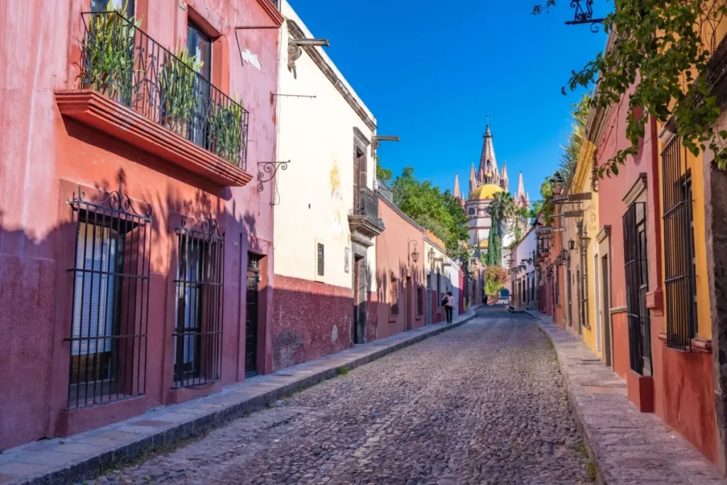 Descubre la calle Aldama en San Miguel de Allende, considerada una de las más bonitas de México. Historia, datos curiosos y qué hacer en este rincón mágico. Es momento de que la conozcas.