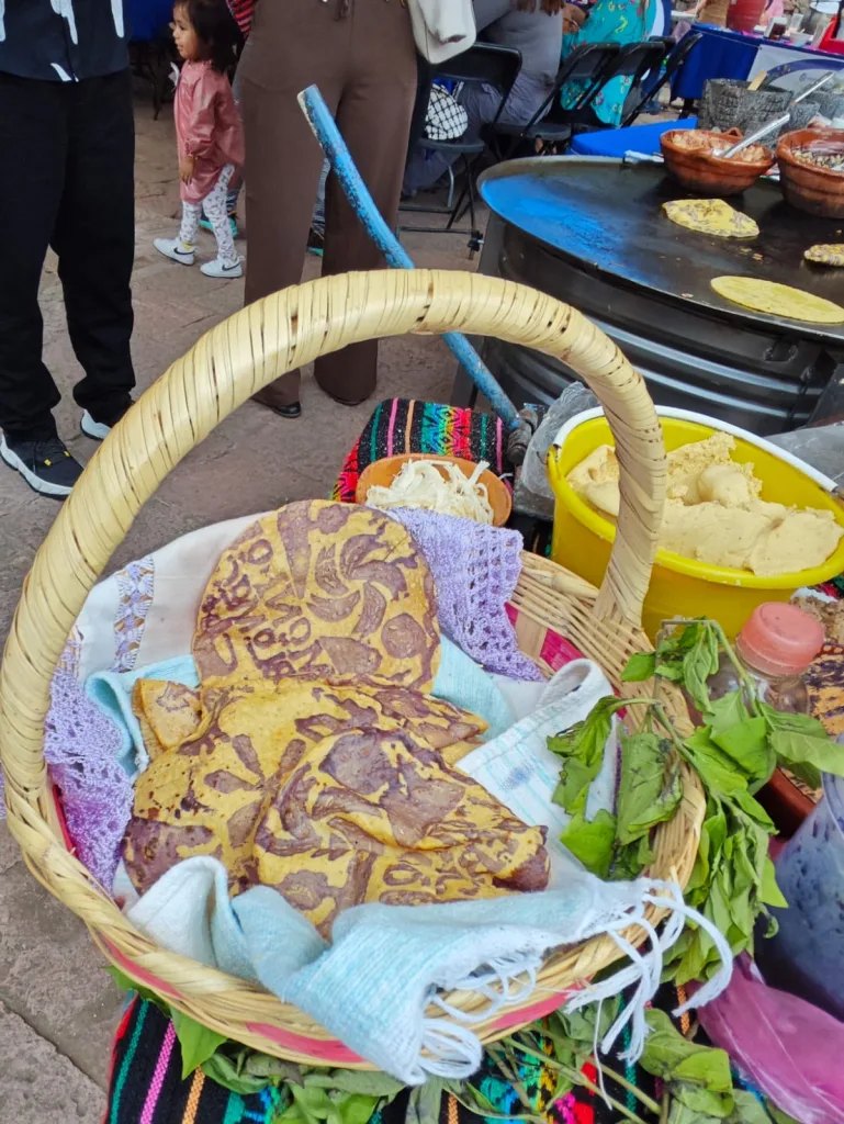 Descubre Comonfort, Guanajuato, un Pueblo Mágico donde los molcajetes de piedra volcánica y las tortillas ceremoniales conservan la tradición gastronómica mexicana. ¿Te gustaría conocerlo?