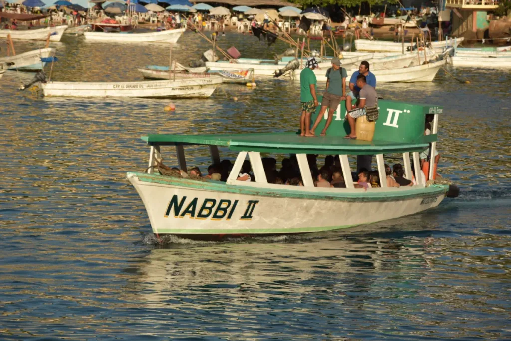 Descubre Isla La Roqueta en Acapulco, un destino tranquilo con playas limpias, naturaleza y actividades ideales para escapar del turismo masivo. ¿La conoces?