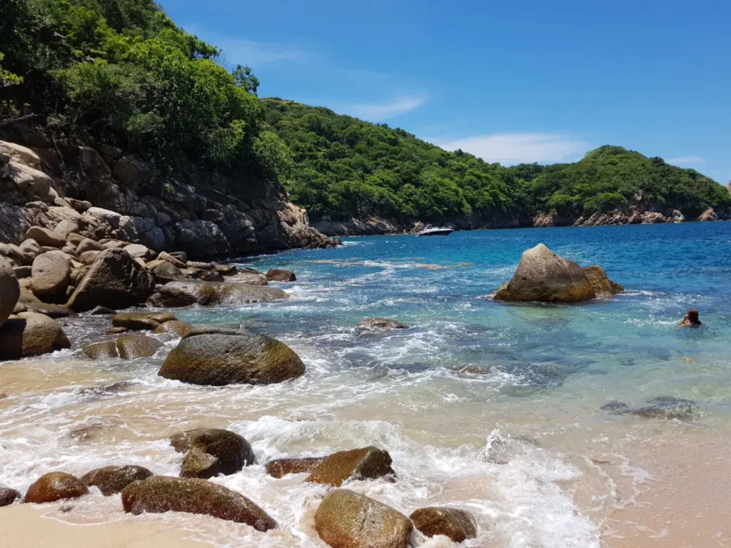 Descubre Isla La Roqueta en Acapulco, un destino tranquilo con playas limpias, naturaleza y actividades ideales para escapar del turismo masivo. ¿La conoces?