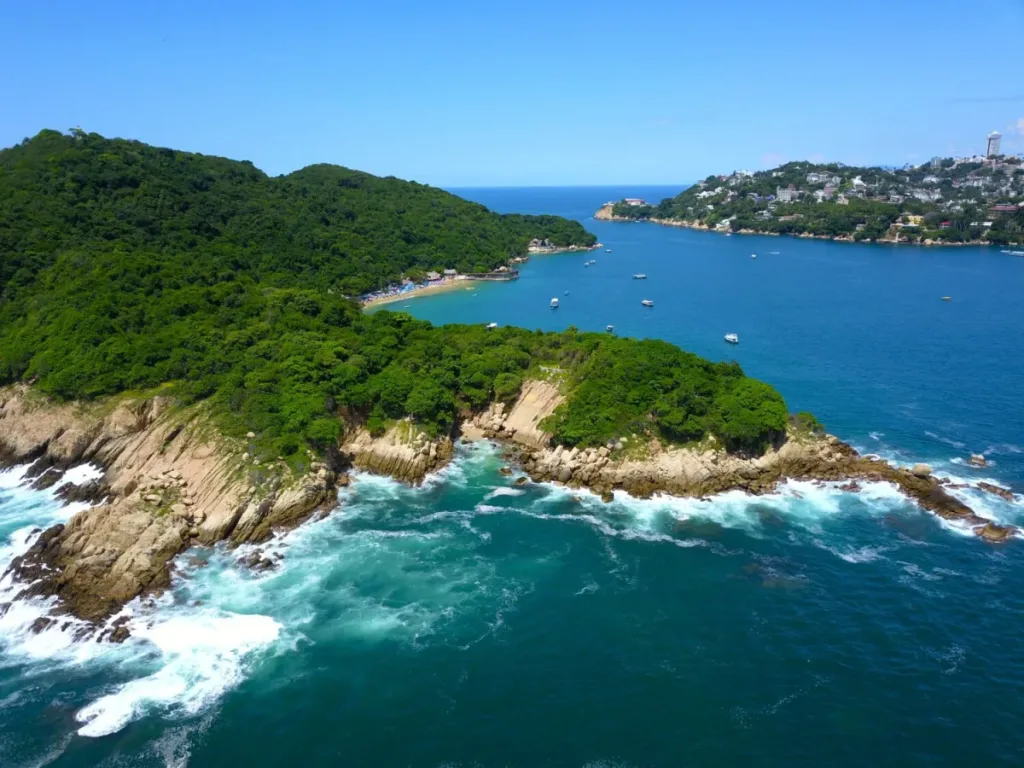 Descubre Isla La Roqueta en Acapulco, un destino tranquilo con playas limpias, naturaleza y actividades ideales para escapar del turismo masivo. ¿La conoces?