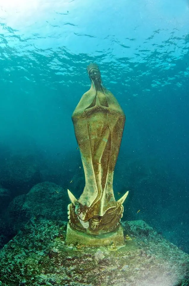 Descubre Isla La Roqueta en Acapulco, un destino tranquilo con playas limpias, naturaleza y actividades ideales para escapar del turismo masivo. ¿La conoces?