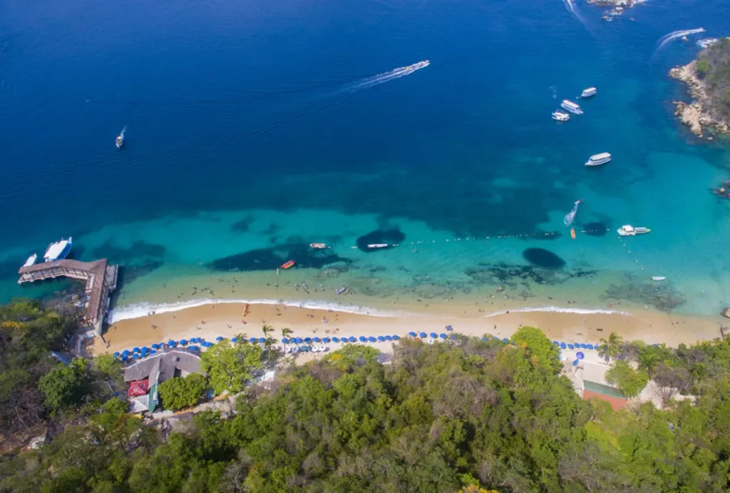 Descubre Isla La Roqueta en Acapulco, un destino tranquilo con playas limpias, naturaleza y actividades ideales para escapar del turismo masivo. ¿La conoces?