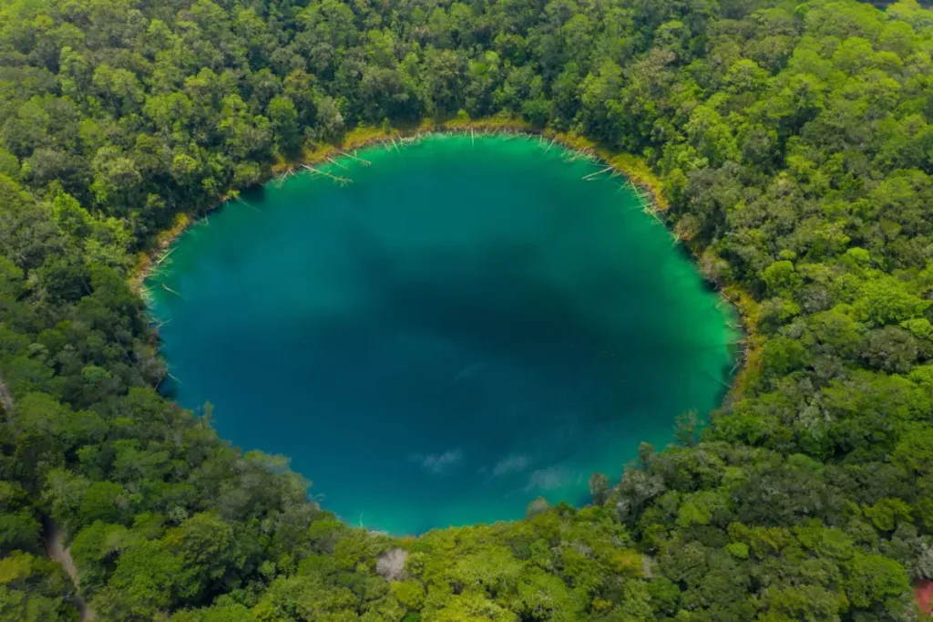 Descubre lagunas volcánicas en México donde sí puedes nadar. Conoce destinos naturales impresionantes y consejos para visitarlos.