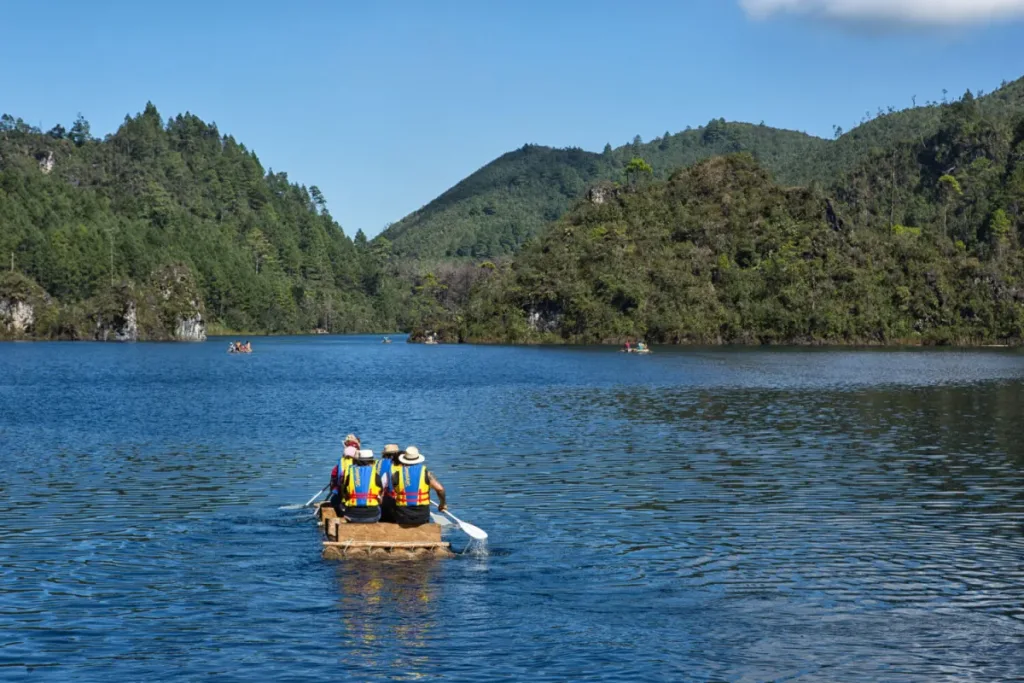 Descubre lagunas volcánicas en México donde sí puedes nadar. Conoce destinos naturales impresionantes y consejos para visitarlos.